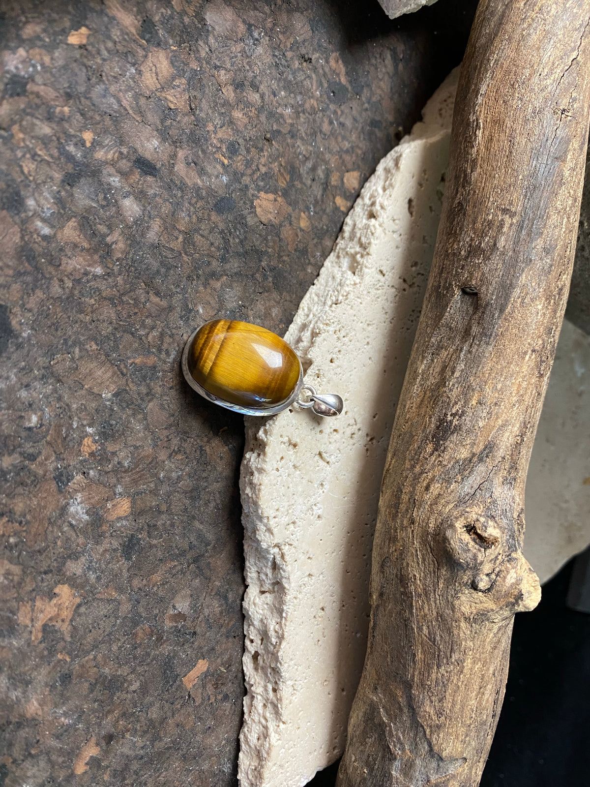 oval tigers eye oendant set in sterling silver, length 4.2 cm