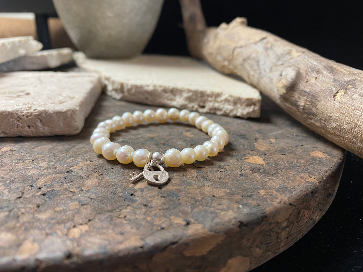 freshwatch pearl elasticized bracelet with sterling silver bead and charm