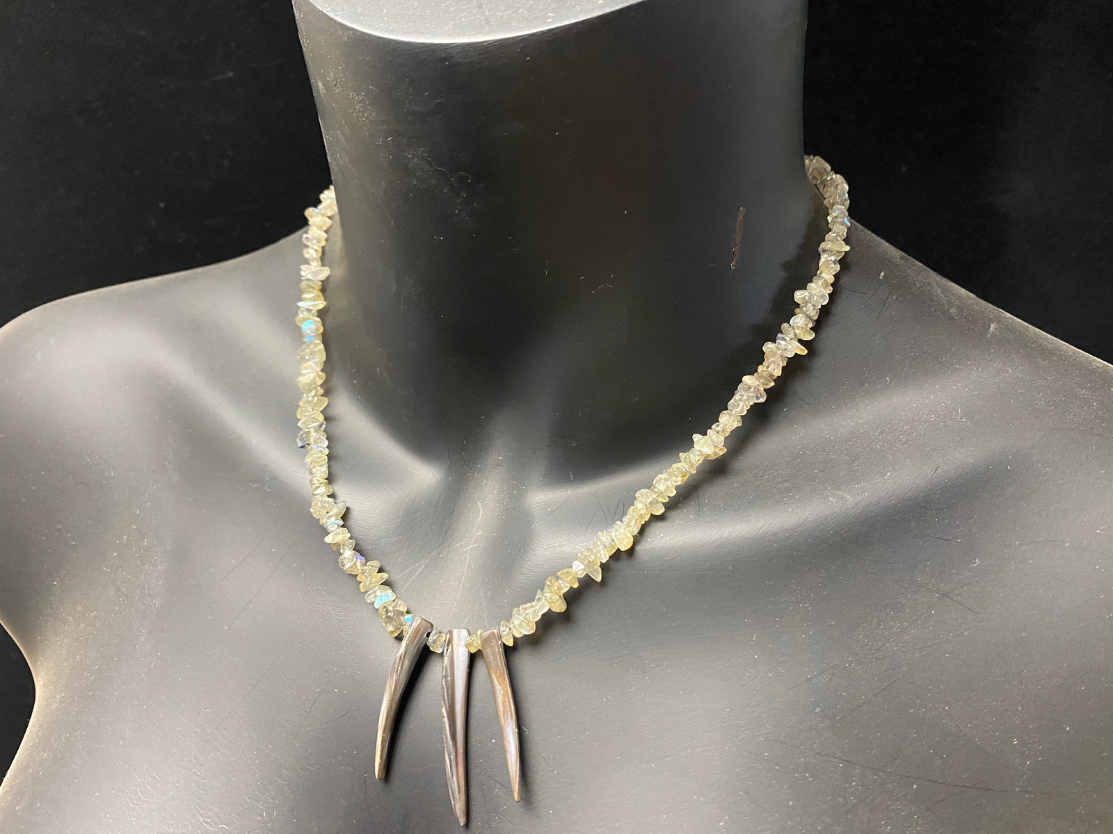 Necklace of rounded labradorite chip stones set with three tribal Pāua pendants designed to highlight the iridescent quality of the natural stone. This necklace is finished with a sterling silver hook clasp. Length 47.7 cm